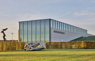 Außenansicht des Museumsgebäudes mit Skulpturen | © Touristikgemeinschaft Hohenlohe e. V. | Andi Schmid