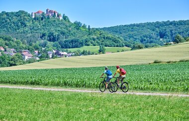 Radfahrer bei Schloss Stetten | © Touristikgemeinschaft Hohenlohe e. V. | Florian Trykowski