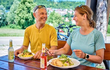 Ein Paar isst einen Salat und Maultaschen | © Touristikgemeinschaft Hohenlohe e.V. | Florian Trykowski