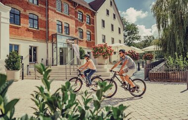 Radfahrer beim Kocherwerk in Ernsbach | © www.kocher-jagst.de | Frumolt