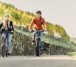 Radfahrer an der Burgruine Weibertreu | Württemberger Weinradweg | HeilbronnerLand | © Touristikgemeinschaft HeilbronnerLand