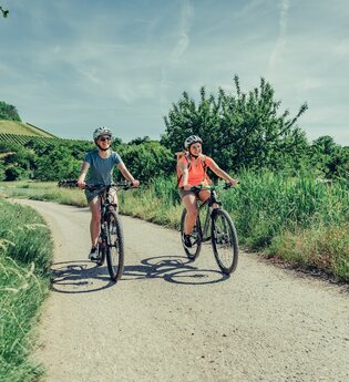 Radfahrer am Württemberger Weinradweg im Leintal | © Touristikgemeinschaft HeilbronnerLand e.V.
