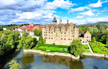 Das Schloss ist von einem Wassersee umgeben | © Touristikgemeinschaft Hohenlohe e. V. | Andi Schmid