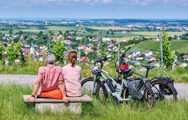 Radfahrer an Aussichtspunkt im Weinberg | © Touristikgemeinschaft Hohenlohe e. V. | Florian Trykowski