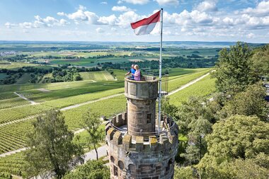 Zwei Personen genießen den Ausblick vom Aussichtsturm Heuchelberger Warte. | © Touristikgemeinschaft HeilbronnerLand
