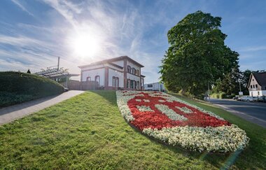 Blick über das Blumenwappen auf den Bahnhof Zuzenhausen | © Sinsheimer Erlebnisregion