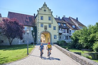 Radfahrende am Würzburger Tor in Forchtenberg | © Touristikgemeinschaft Hohenlohe e. V. | Florian Trykowski