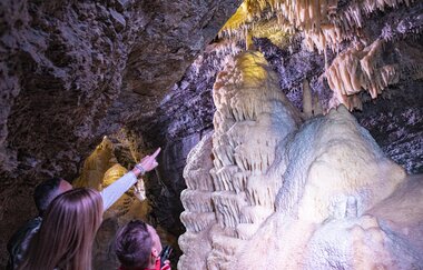 Besucher in der Eberstadter Tropfsteinhöhle bei Buchen