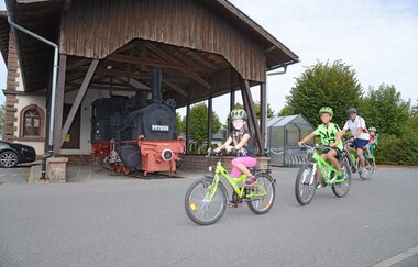 Radler an der Original-Dampflok in Mudau