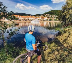 Radler mit Blick auf Eberbach | © Touristikgemeinschaft Odenwald e.V.