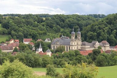 Die Klosteranlage mit Wiesen und Wald | © Touristikgemeinschaft Hohenlohe e. V. | Marion Schlund