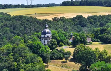 Die Kapelle liegt idyllisch über dem Jagsttal | © Touristikgemeinschaft Hohenlohe e. V. | Andi Schmid