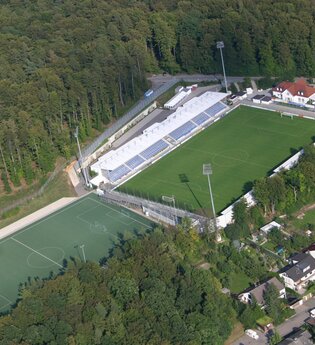 Luftbild Fußballstadion mit mehreren Rasenplätzen am Waldrand | © Stadt Sinsheim