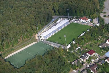 Luftbild Fußballstadion mit mehreren Rasenplätzen am Waldrand | © Stadt Sinsheim