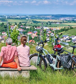 Radfahrer an Aussichtspunkt im Weinberg | © Touristikgemeinschaft Hohenlohe e. V. | Florian Trykowski