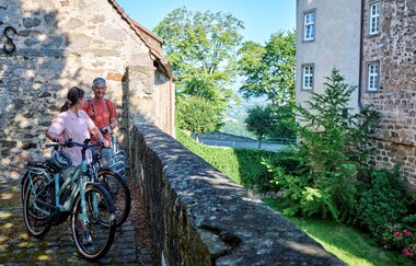 Radfahrer bei Schloss Waldenburg | © Touristikgemeinschaft Hohenlohe e. V. | Florian Trykowski