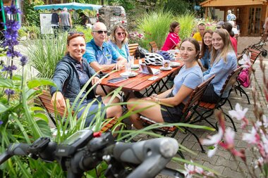 Radlergruppe bei der Rast in einem Biergarten. | © Landratsamt Rhein-Neckar-Kreis