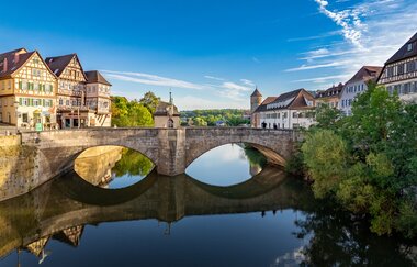 Henkersbruecke, Schwäbisch Hall, Spiegelung im Kocher