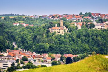 Burg und Altkrautheim im Vordergrund | © Touristikgemeinschaft Hohenlohe e. V. | Andi Schmid