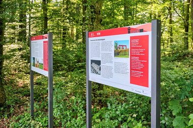 Wanderer an Infotafeln zum Limes | © Touristikgemeinschaft Hohenlohe e. V.