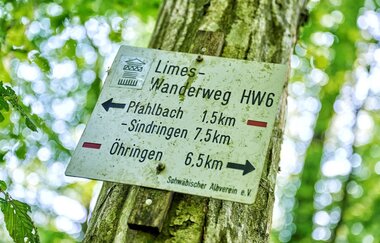 Schild des Limes-Wanderwegs | © Touristikgemeinschaft Hohenlohe e. V.