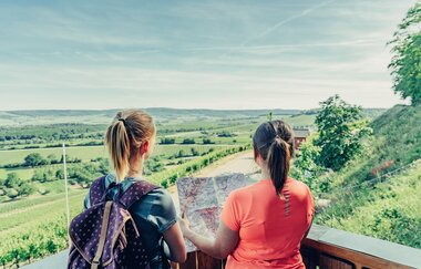 Wanderer an der Aussichtskanzel am Zweifelberg