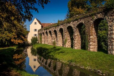Blick auf das Untere Wasserwerk mit Leimbach und Aquädukt im Vordergrund. | © Tourist Information Schwetzingen