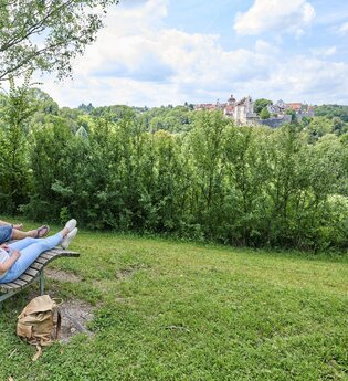 Panoramaliege mit Ausblick aufs Städtle von Vellberg | © Hohenlohe + Schwäbisch Hall Tourismus e. V.